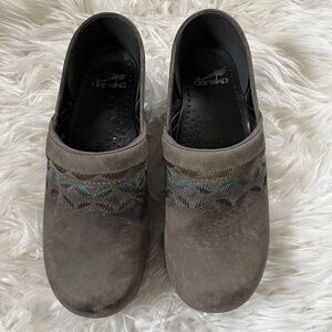 Dansko Suede Embroidered Leaf Feather Clogs Size 39